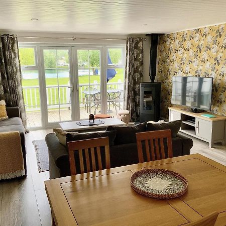 'That One' Our Cotswold Lakeside Lodge サイレンセスター エクステリア 写真