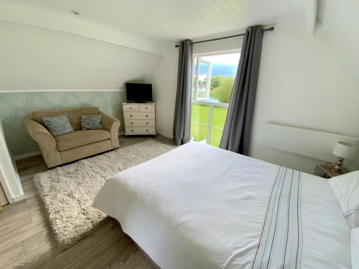 'That One' Our Cotswold Lakeside Lodge サイレンセスター エクステリア 写真