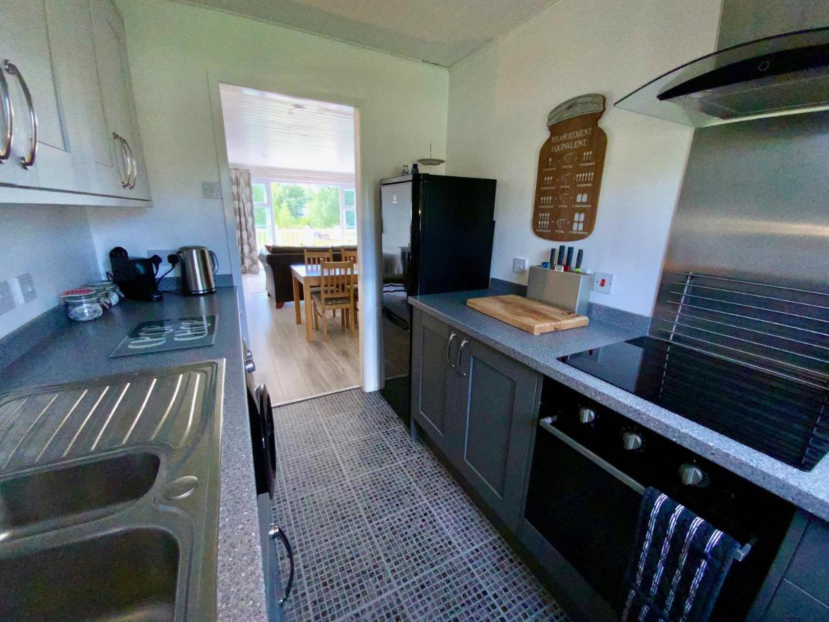 'That One' Our Cotswold Lakeside Lodge サイレンセスター エクステリア 写真
