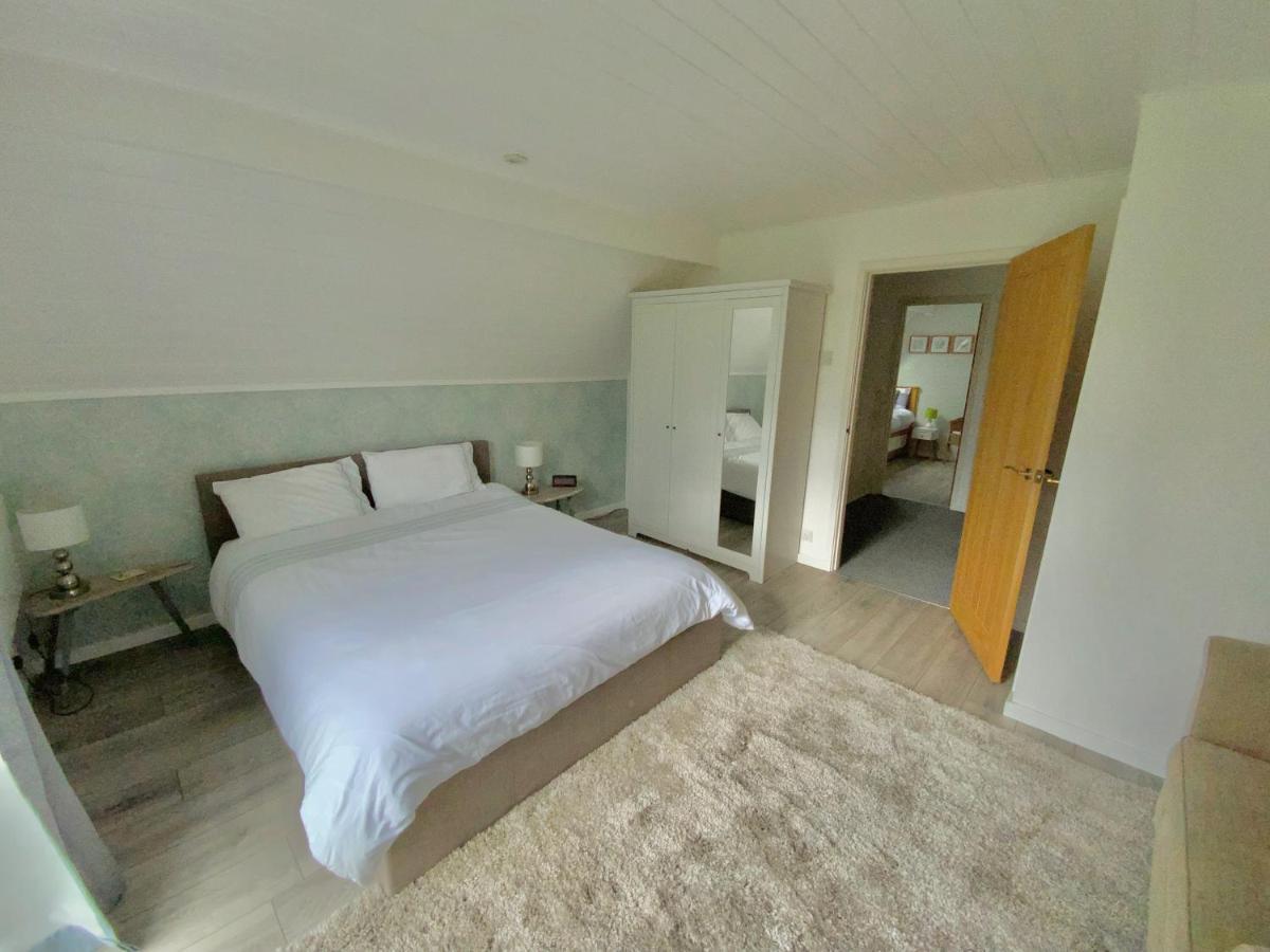 'That One' Our Cotswold Lakeside Lodge サイレンセスター エクステリア 写真