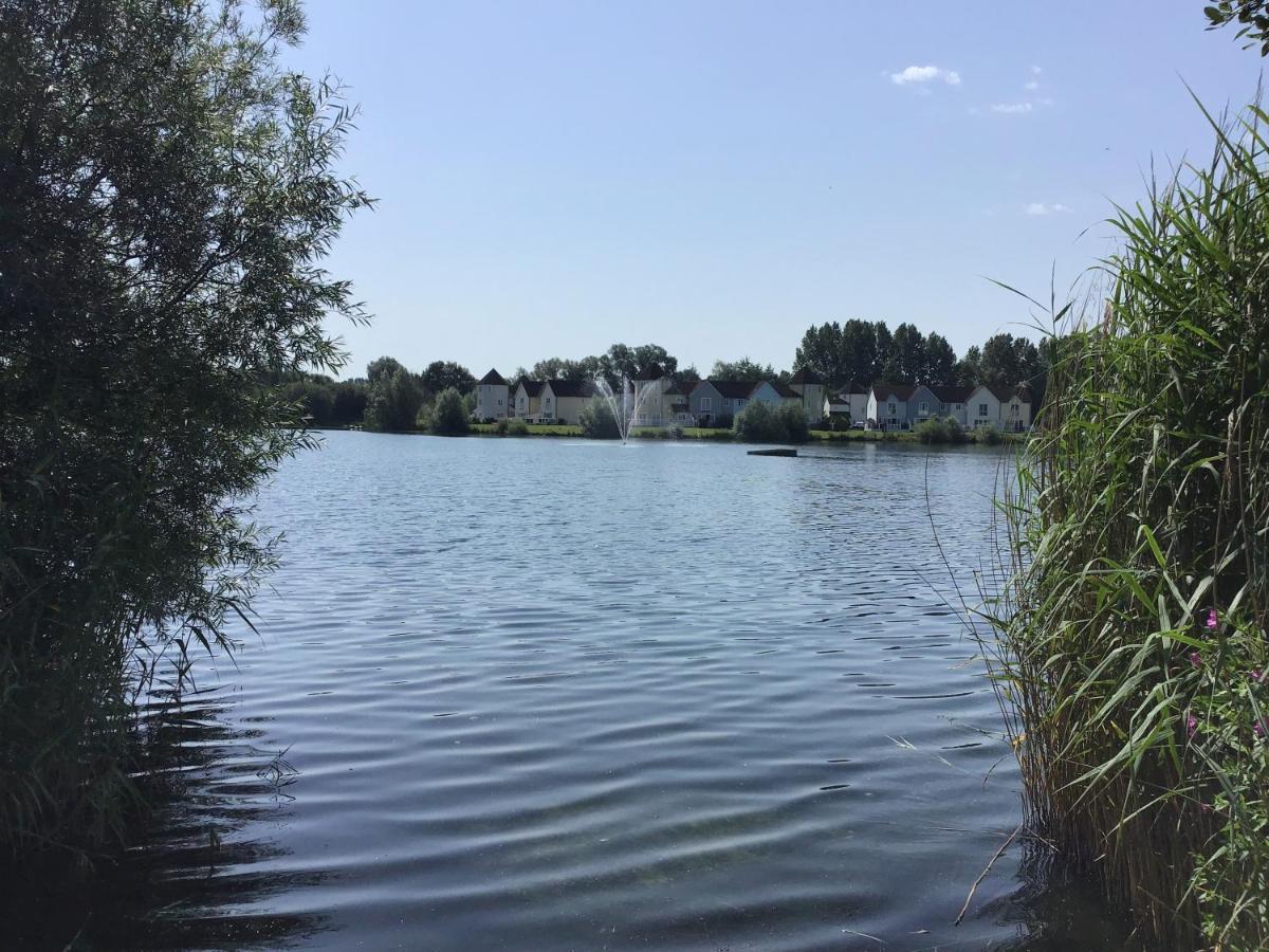 'That One' Our Cotswold Lakeside Lodge サイレンセスター エクステリア 写真