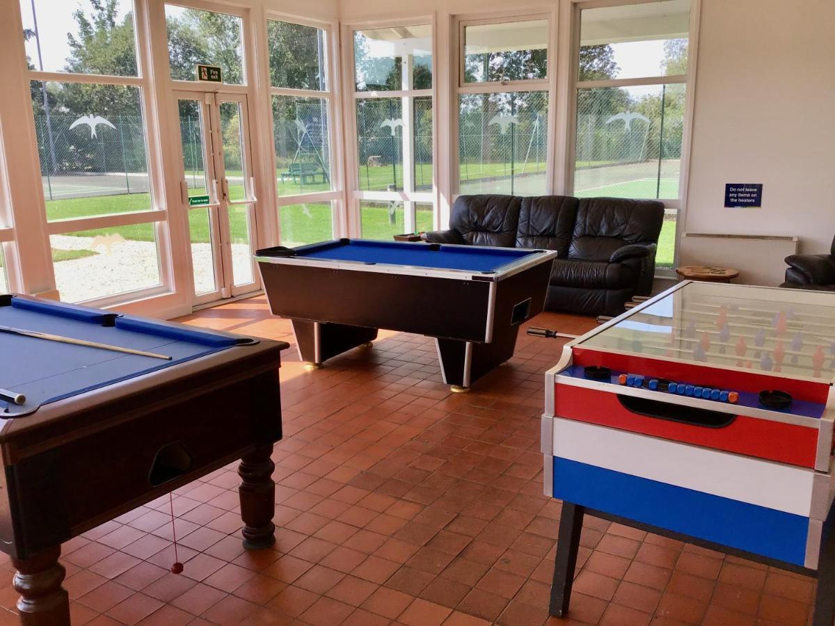 'That One' Our Cotswold Lakeside Lodge サイレンセスター エクステリア 写真