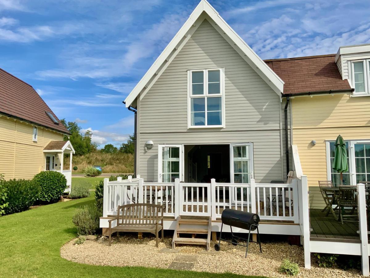 'That One' Our Cotswold Lakeside Lodge サイレンセスター エクステリア 写真