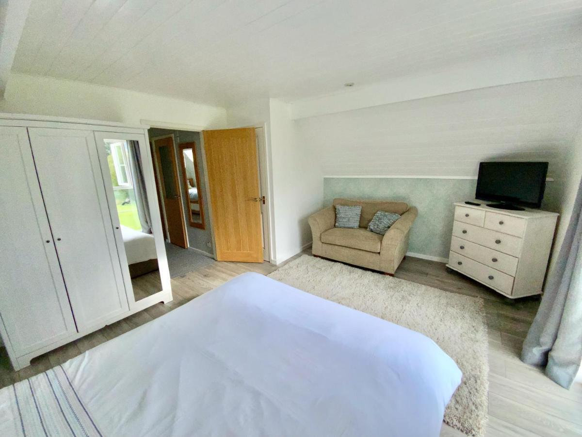 'That One' Our Cotswold Lakeside Lodge サイレンセスター エクステリア 写真