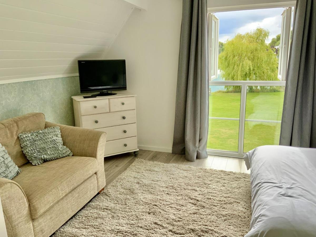 'That One' Our Cotswold Lakeside Lodge サイレンセスター エクステリア 写真