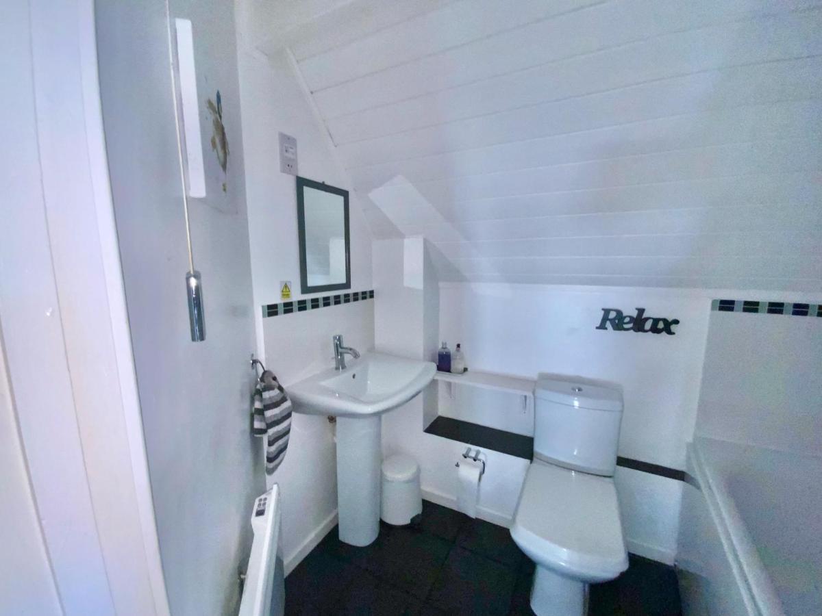 'That One' Our Cotswold Lakeside Lodge サイレンセスター エクステリア 写真