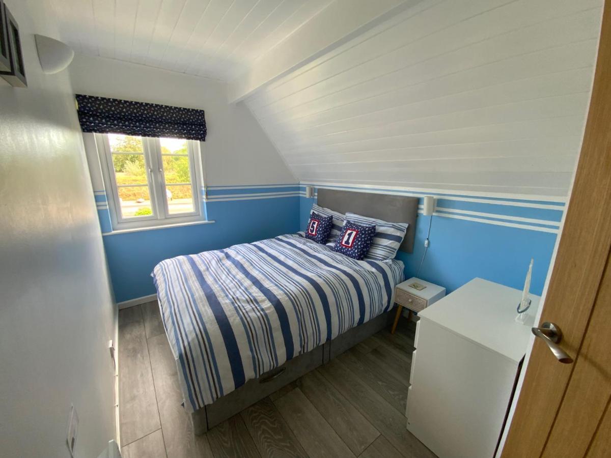 'That One' Our Cotswold Lakeside Lodge サイレンセスター エクステリア 写真