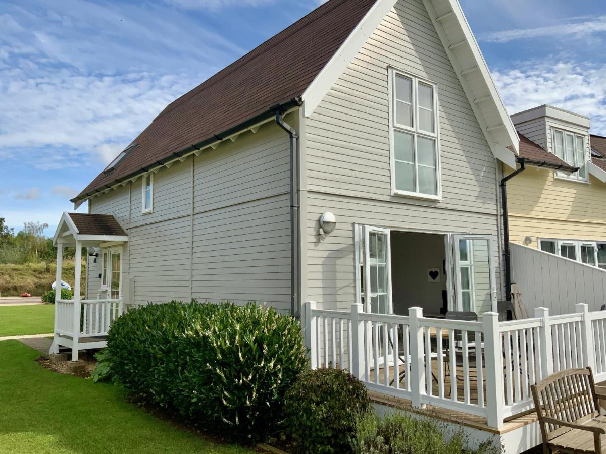 'That One' Our Cotswold Lakeside Lodge サイレンセスター エクステリア 写真