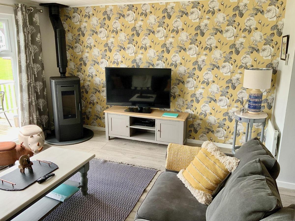 'That One' Our Cotswold Lakeside Lodge サイレンセスター エクステリア 写真