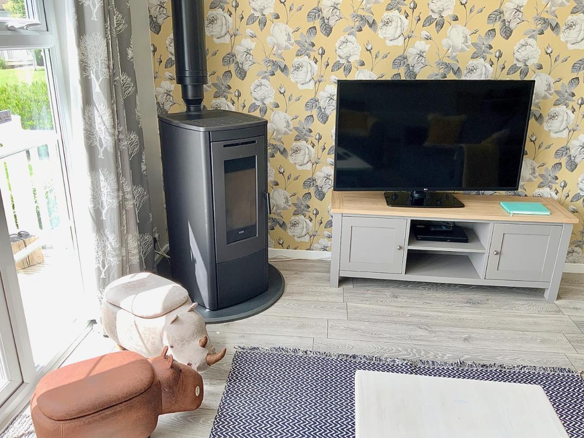 'That One' Our Cotswold Lakeside Lodge サイレンセスター エクステリア 写真