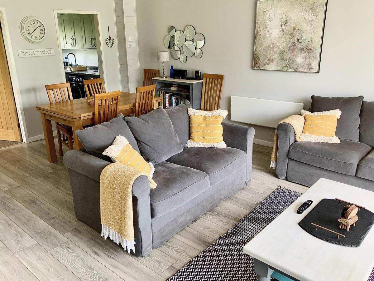 'That One' Our Cotswold Lakeside Lodge サイレンセスター エクステリア 写真